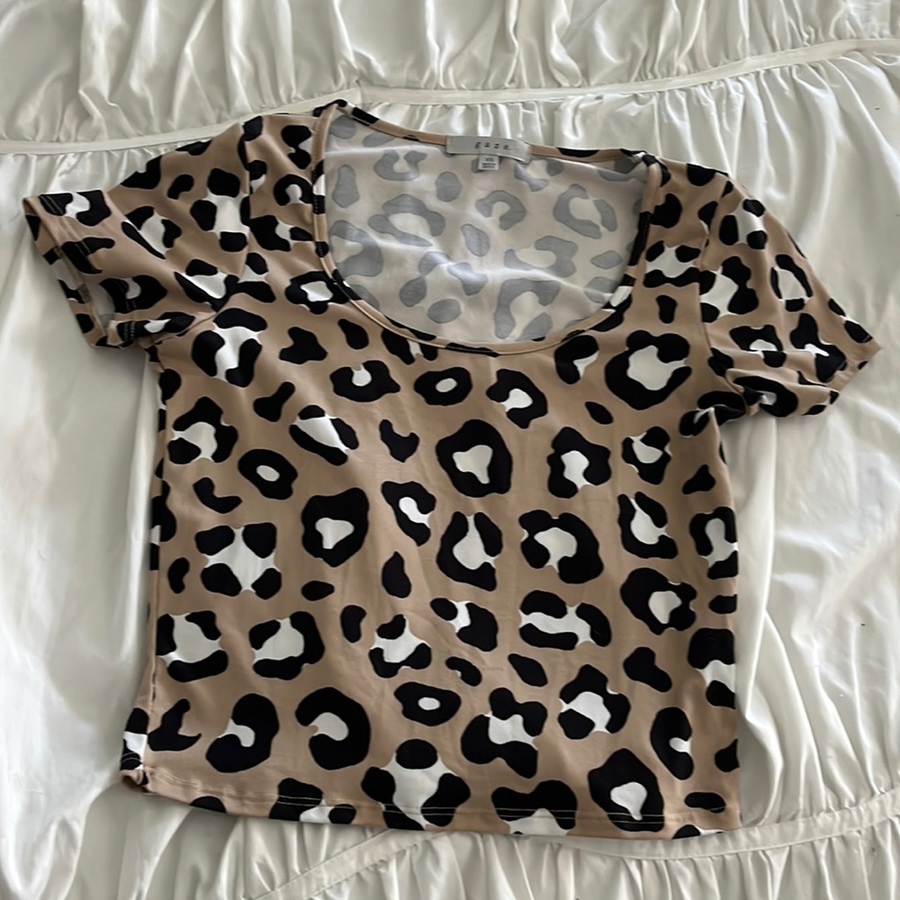 Scoop Neck Cheetah print T-shirt